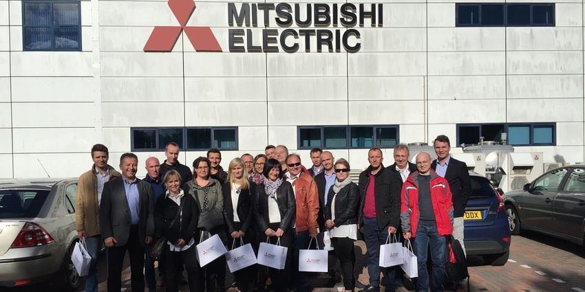 Fabryka w Livingston w Szkocji, a w niej zwiedzający klienci Mitsubishi Electric.