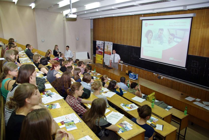 Marcin Manuszak w czasie swojej prezentacji na Politechnice Łódzkiej