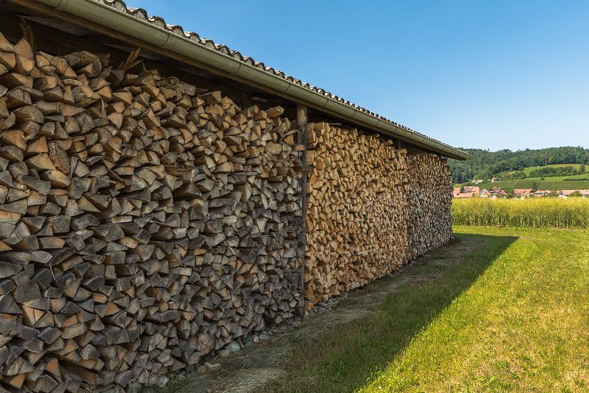 porąbane drewno ułożone do suszenia