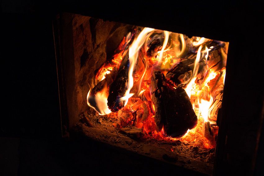 zdjęcie pieca z palącym się drewnem