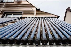 Kolektory słoneczne w domach energooszczędnych.