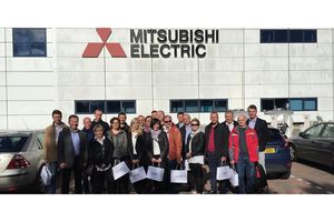 Fabryka w Livingston w Szkocji, a w niej zwiedzający klienci Mitsubishi Electric.
