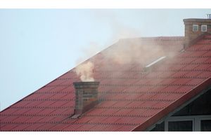 Jak ugasić sadzę w kominie?