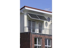 Specjalista od kolektorów słonecznych w pracy