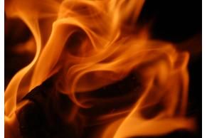 Stop płomieniom, czyli  jak postępować przy zapaleniu się urządzeń elektrycznych