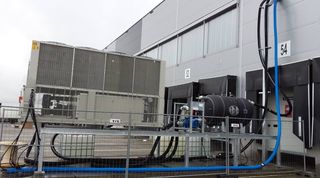 Nasz ostatni projekt zrealizowany dla największej sieci sklepów dyskontowych w Polsce. Na czas przebudowy chłodzonych magazynów składowych dostarczyliśmy i wynajęliśmy zastępczy system glikolowy na bazie chillera niskotemperaturowego. Chłodzony przez nas glikol -15C dostarczany jest wężami elastycznymi 4" bezpośrednio do 8-u wentylatorowych chłodnic powietrza. Montaż i uruchomienie odbyło się w ekspresowym tempie 3 dni. Przez cały okres wynajmu nasza firma pełni nadzór serwisowy.