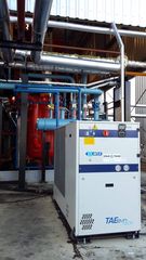 Udane uruchomienie trzech chillerów kompaktowych z serii TAE evo Tech w bardzo ciekawym i nietypowym zastosowaniu. Dzięki naszemu doświadczeniu mieliśmy okazję wziąć udział w projekcie, dostawie i uruchomieniu systemu chłodzenia w zakładzie recyklingu opon samochodowych w procesie pirolizy. Proces jest o tyle ciekawy, że produktem końcowym jest paliwo ciężkie. To kolejny z proekologicznych projektów zrealizowanych w ostatnim czasie.